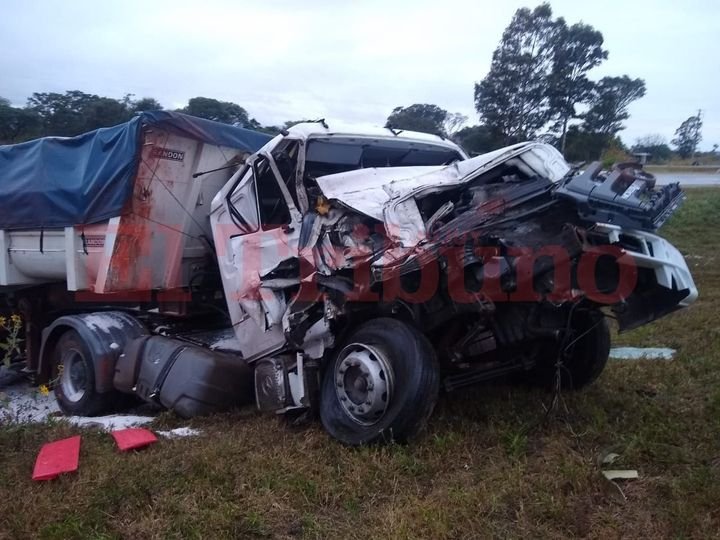 Dos camiones chocaron en ruta 66 dejando ladrillos tirados en el camino