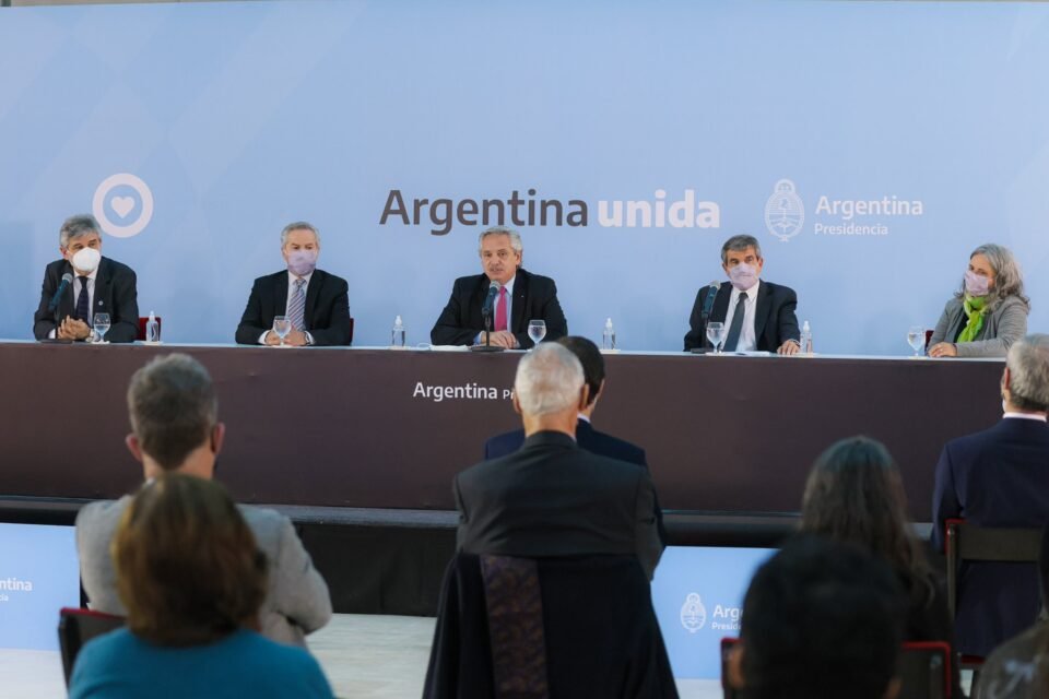 Por ley o por DNU, cómo continuarán las medidas de cuidado a partir del sábado