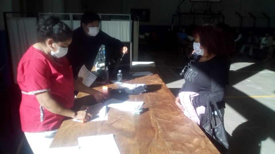 Con la llegada de más dosis, se habilitará la vacunación a personas de 30 años de edad en adelante por libre demanda.