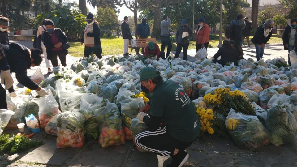 Pequeños productores realizan un verdurazo en Plaza Belgrano