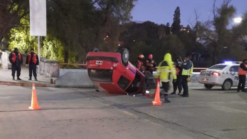 En un impactante accidente, un auto volcó en el puente Mariano Moreno