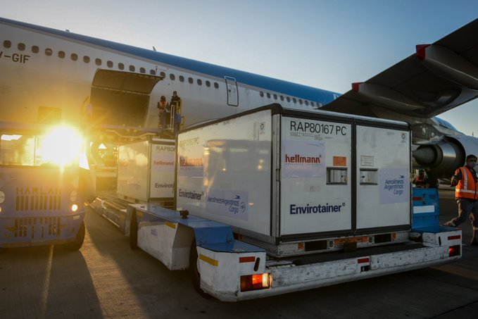 Parte esta tarde un nuevo vuelo a China y el domingo otro a Rusia a buscar más vacunas