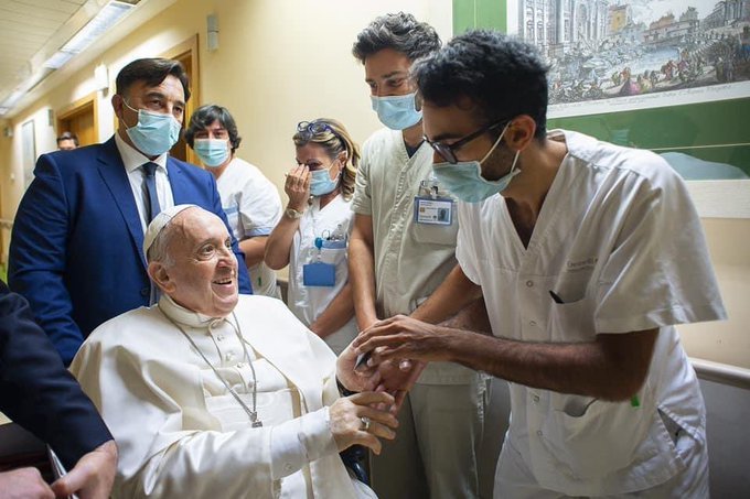 El Papa Francisco salió del hospital de Roma donde estaba internado