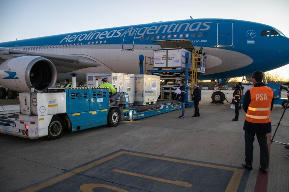 Dos aviones de Aerolíneas listos para traer las vacunas de Moderna donadas por Estados Unidos