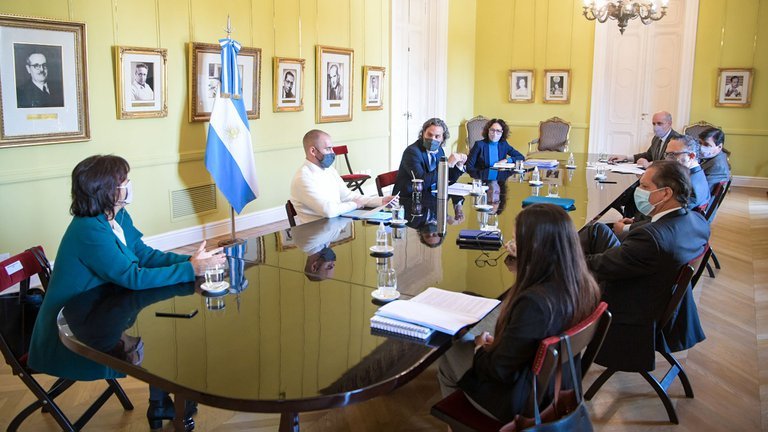 Por la aceleración de la inflación, adelantan la suba del salario mínimo que quedará en 27.216 pesos en julio