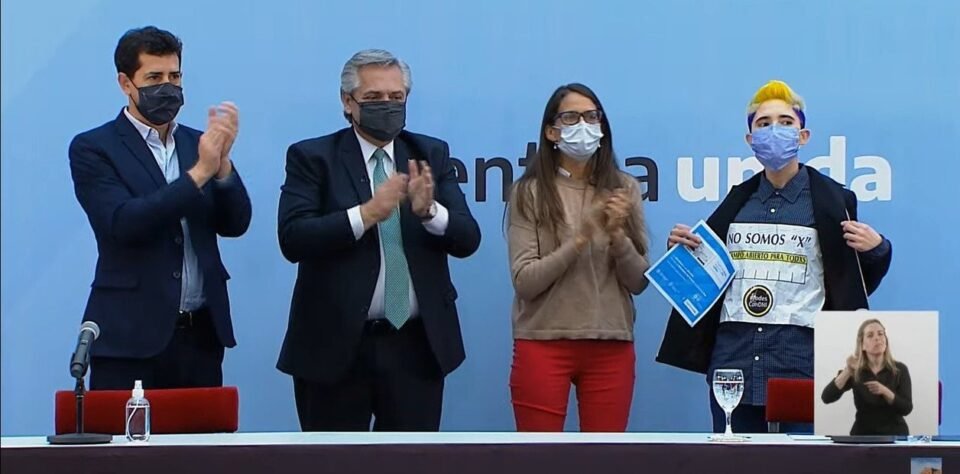 Argentina se convirtió en el primer país de América Latina en entregar un DNI no binario