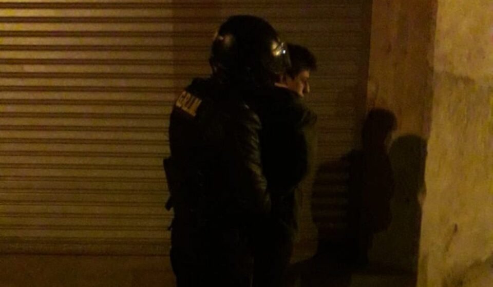 Entró a robar con un cuchillo, los dueños de la casa terminaron afuera