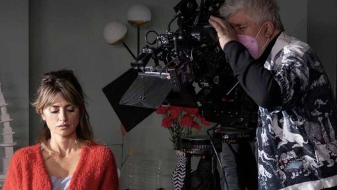 Instagram se disculpó por quitar el póster de la película de Pedro Almodóvar «Madres paralelas»