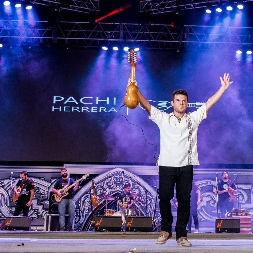 Pachi Herrera, un artista que eleva su charango «Al Viento»