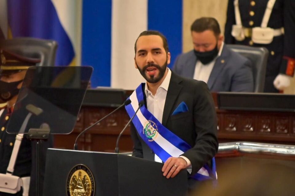 En medio de protestas, El Salvador es el primer país en usar al bitcoin como moneda legal