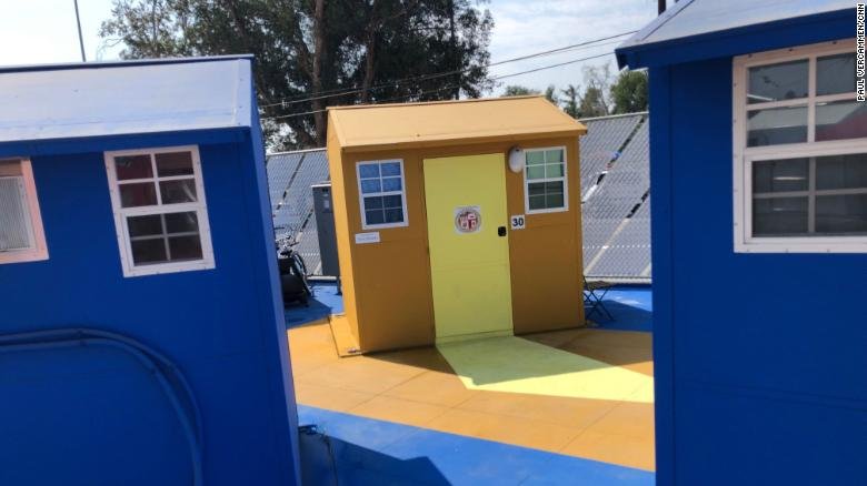 En Los Ángeles ofrecen casas para indigentes