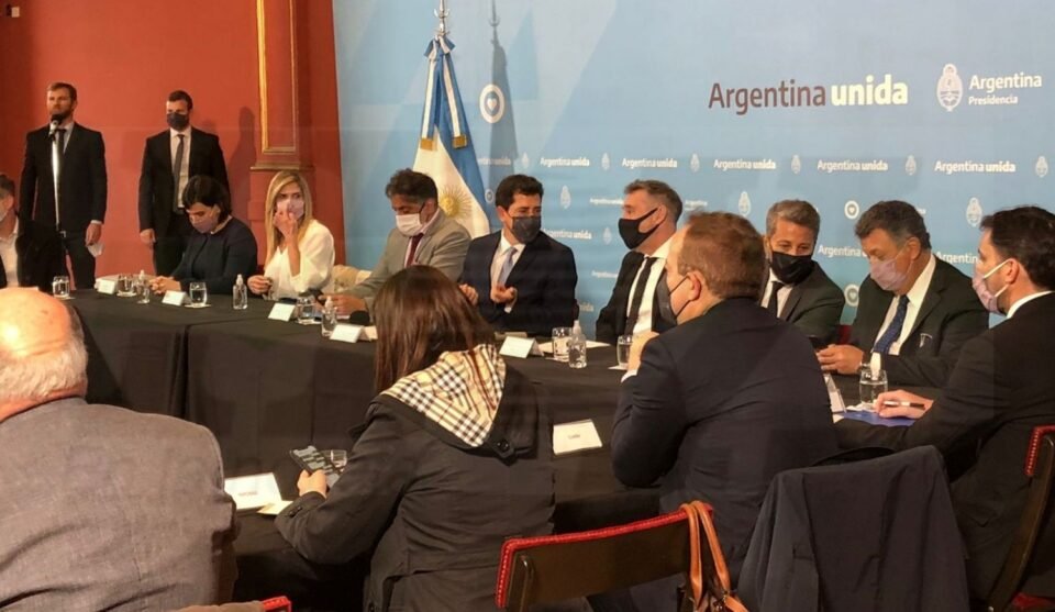 Firma de compromiso ético entre el gobierno, la Cámara Nacional Electoral y medios de comunicación