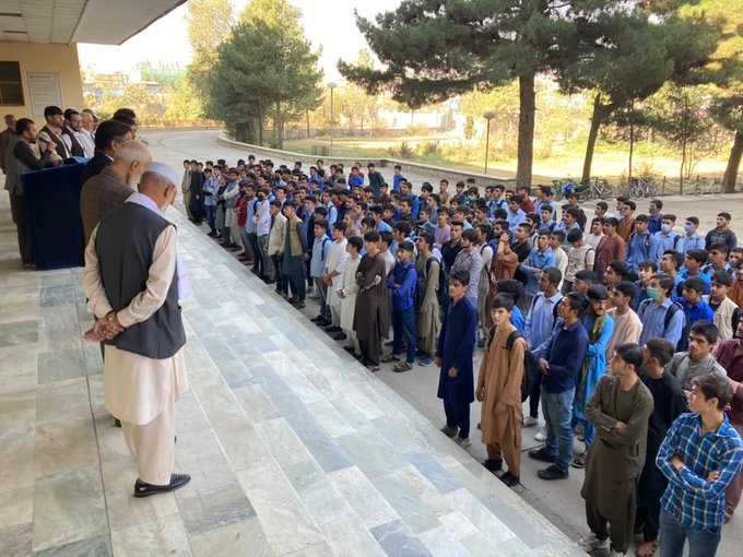 Los talibán excluyen a las mujeres de la orden de reanudar las clases a partir del sábado