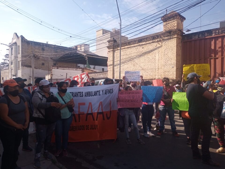 Exigen la liberación de abogado defensor de ambulantes en Jujuy