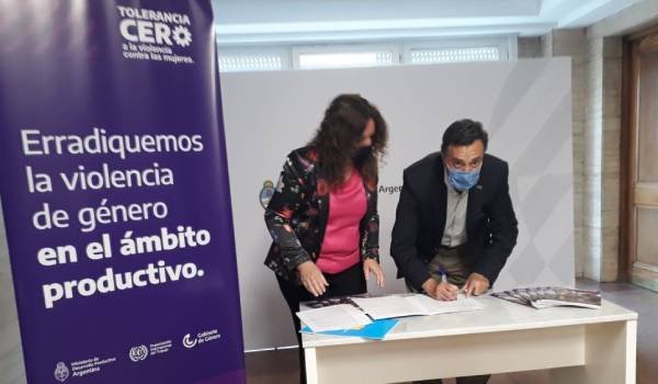 Compromiso cooperativo contra la violencia hacia las mujeres en ámbitos productivos