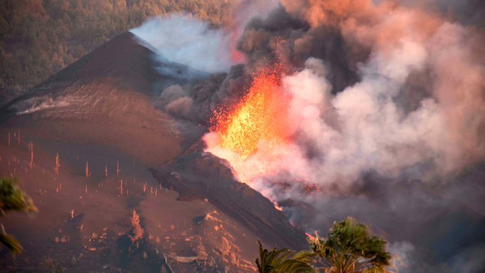 El volcán de La Palma sigue expulsando lava y cenizas