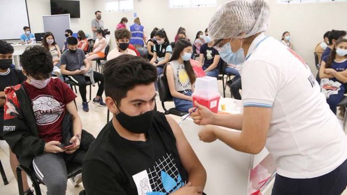 Casi 4 mil adolescentes ya tienen su primer dosis