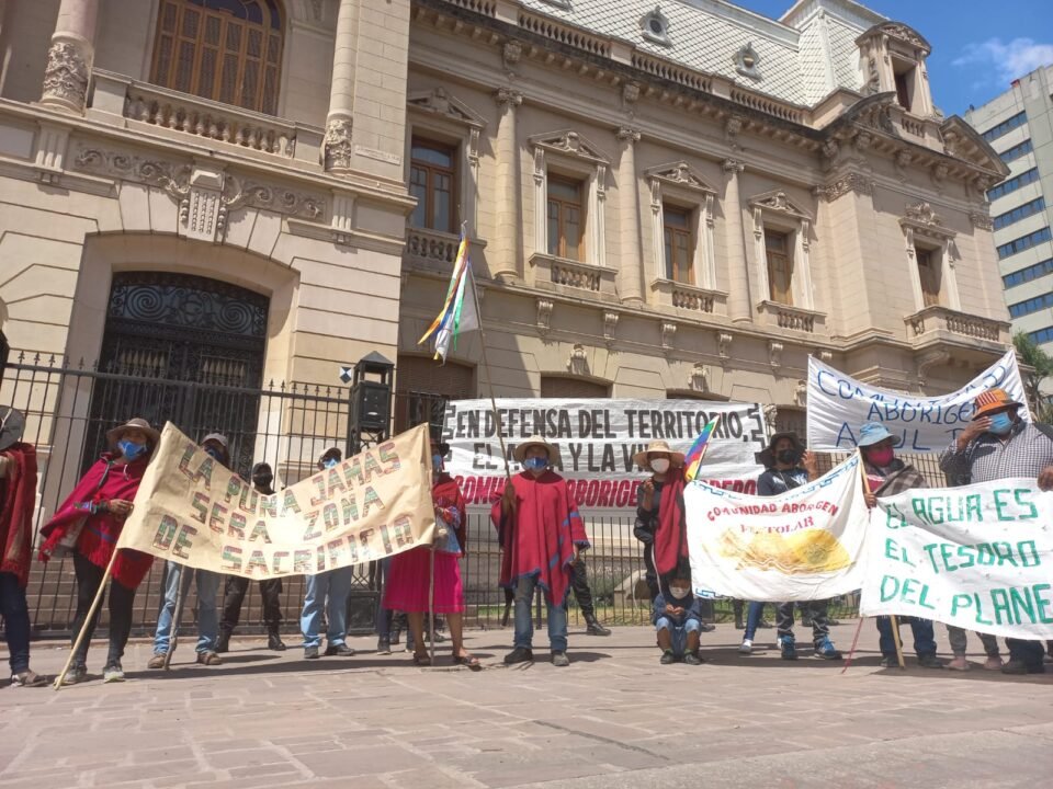 Comunidades originarias marchan por el agua y la vida