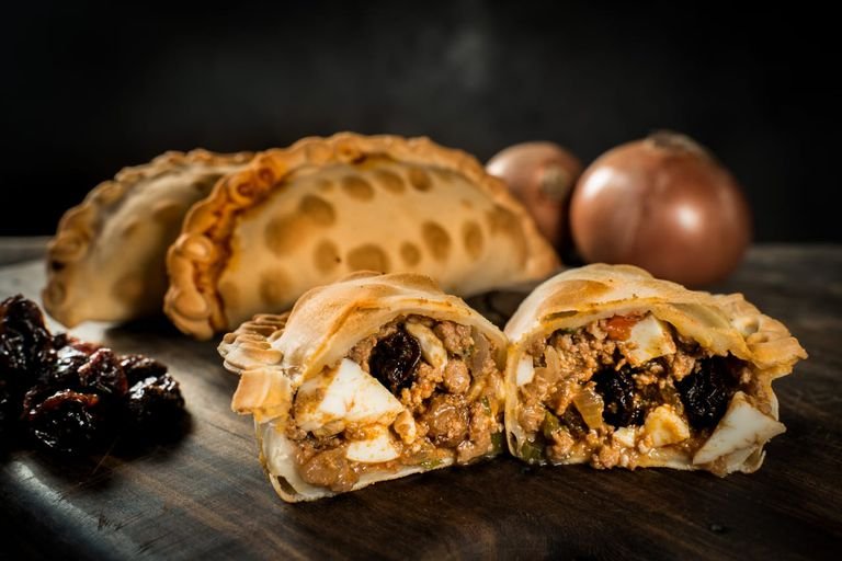Cómo comer las empanadas de carne. ¿Adiós definitivo a las pasas de uva?