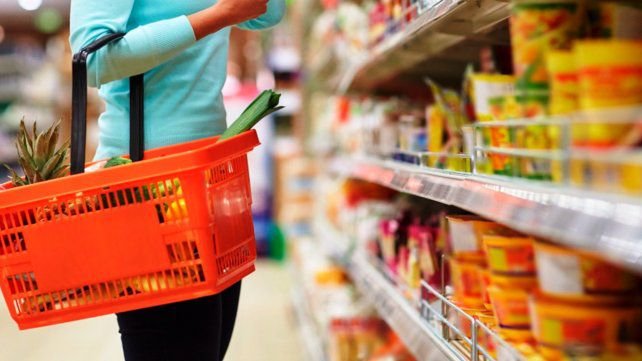 El gobierno dijo a fabricantes y supermercados que no podrán subir precios hasta el 7 de enero