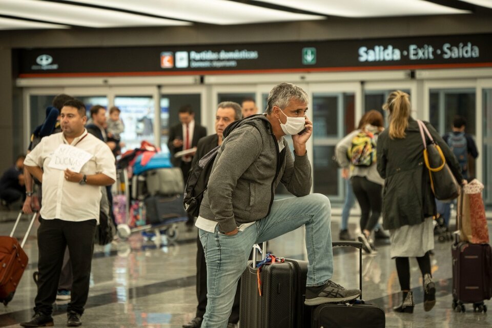 El Banco Central prohibió comprar pasajes al exterior en cuotas