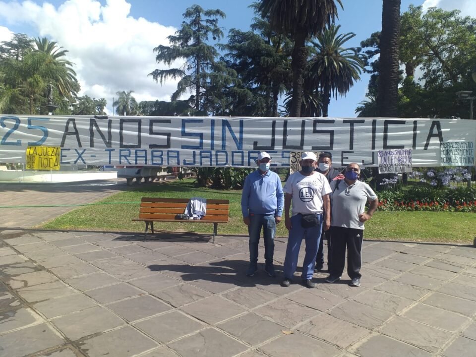 Ex empleados de la DEJ reclaman a Morales cumplimiento de la ley