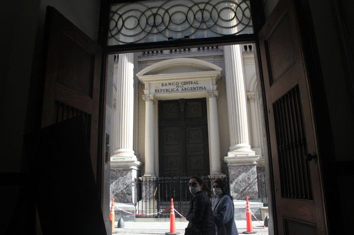 Dólar: el mercado apuesta a una devaluación