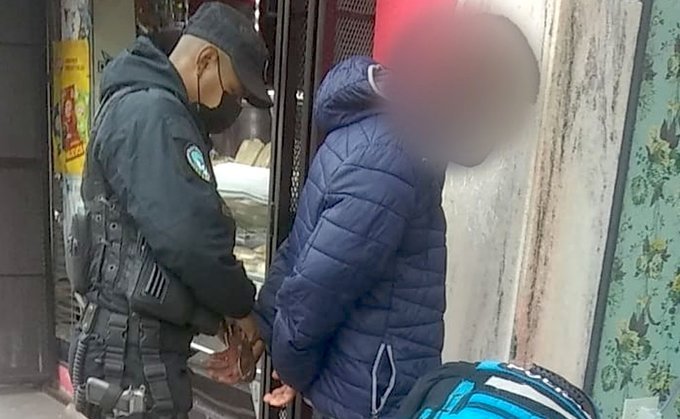 Detienen a un sujeto que golpeaba a la madre y a su pareja