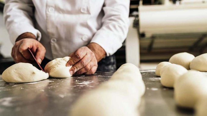 El gobierno nacional acordó congelar el precio del pan y la harina hasta fin de año