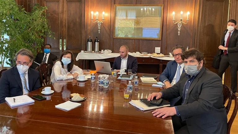 El Fondo Monetario insiste con un ajuste ortodoxo y se alargan peligrosamente los tiempos de la negociación