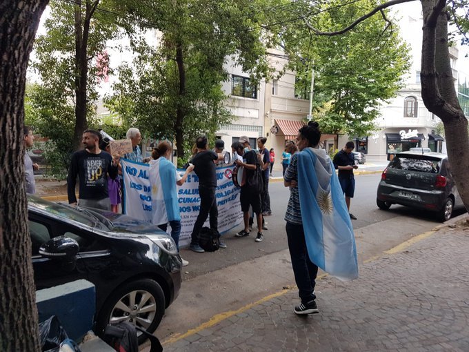 Un grupo de antivacunas agredió al periodista Alejandro Bercovich