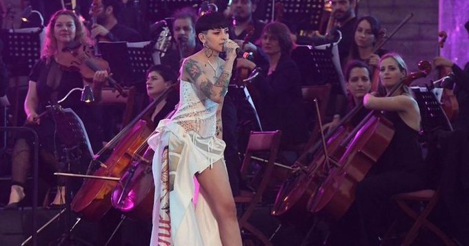 La jujeña Cazzu presente en el aniversario de la UBA