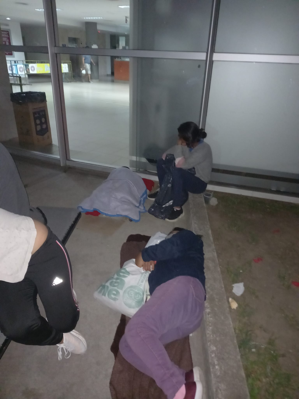 Padres pasan la noche a la intemperie para conseguir un turno en el Hospital de Niños