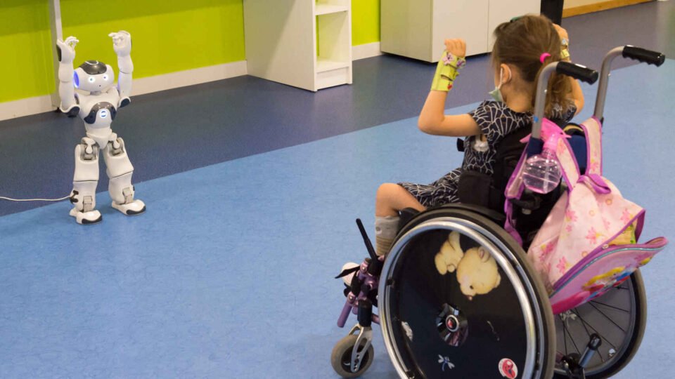Robots ‘amigos’ de los niños acompañan durante su rehabilitación médica