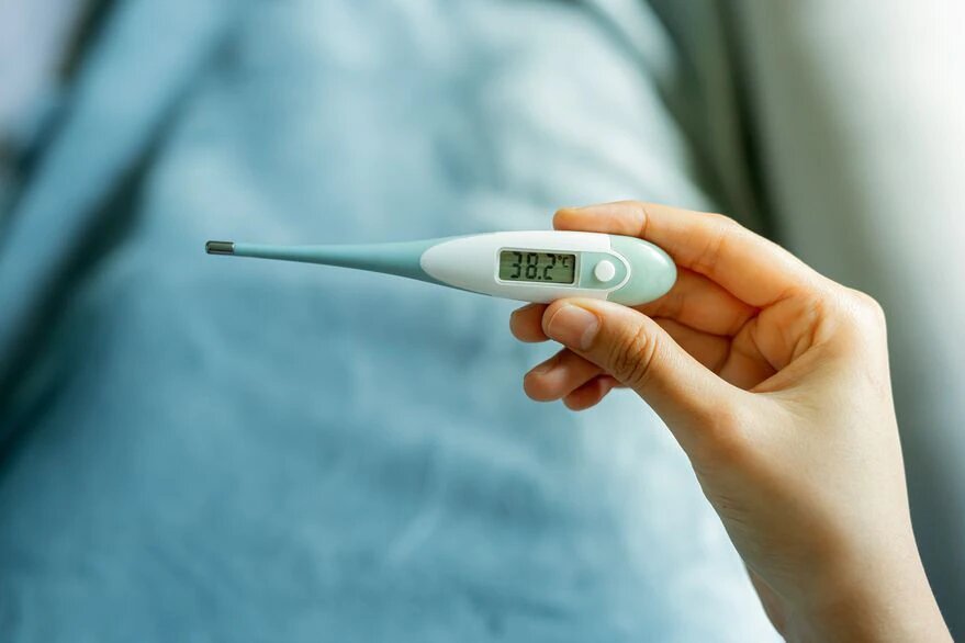 Ómicron: cuántos días dura la fiebre con la nueva variante de Covid