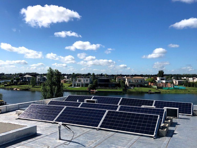 Instalar paneles solares y vender la energía que no se usa