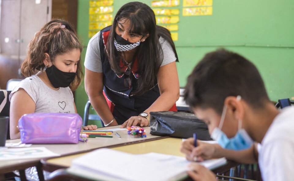 Será obligatorio el uso del barbijo a partir del tercer grado de primaria