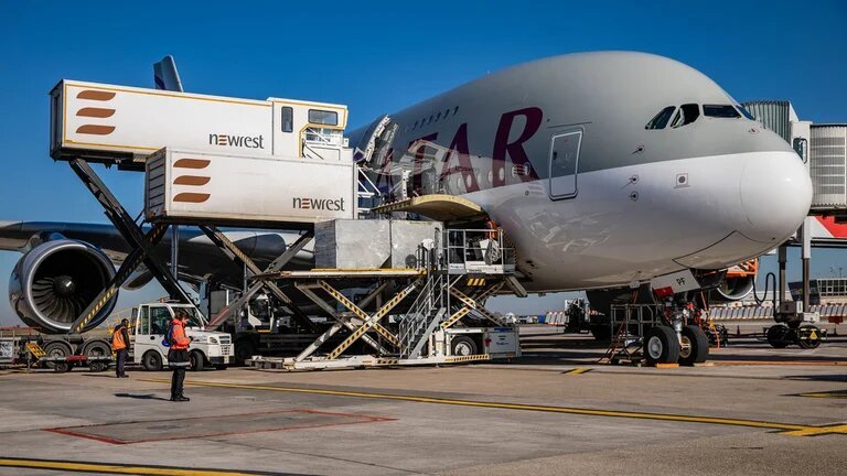 Qatar Airways busca empleados argentinos y paga en dólares