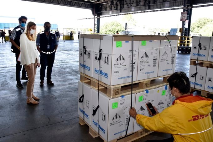 Arribo el primer cargamento con 216.000 vacunas pediátricas de Pfizer