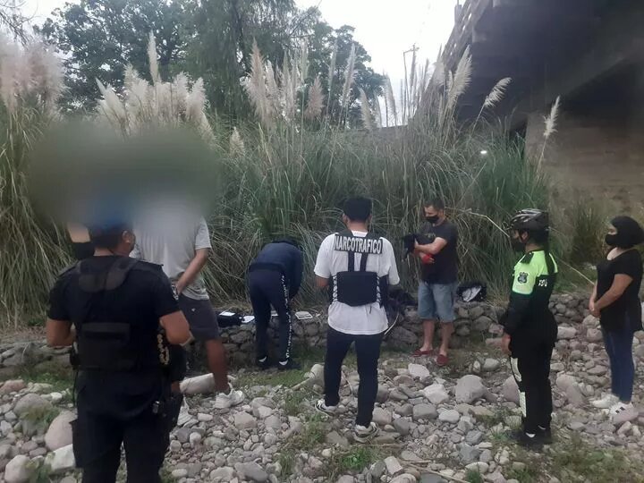 Una pareja fue detenida fraccionando droga en el Parque Lineal