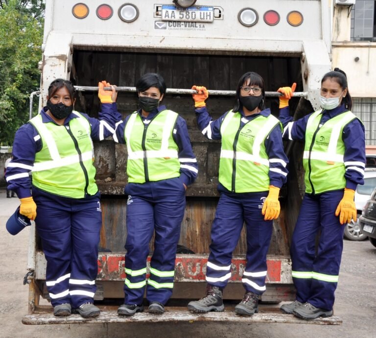 El Municipio cuenta con el primer equipo de recolectores de residuos formado por mujeres