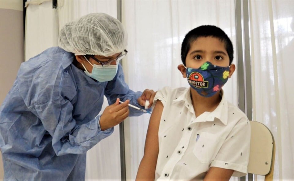 Inicia la campaña de vacunación contra en Covid-19 en escuelas de Alto Comedero