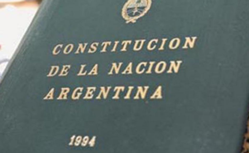 Desde el 2022 los alumnos de 3° año deberán jurar ante la Constitución Nacional