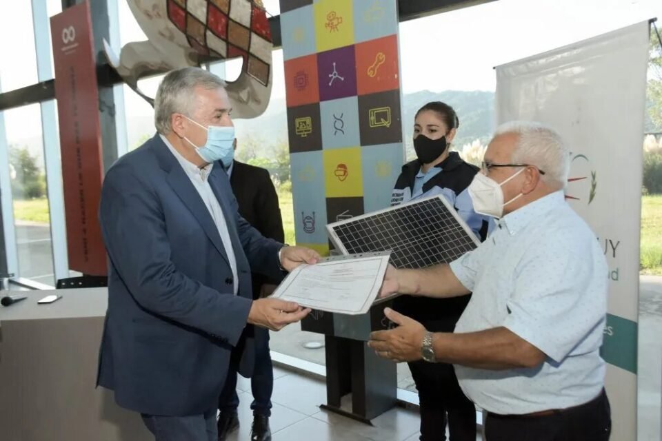 Morales entregó alarmas comunitarias a referentes vecinales de capital y el interior