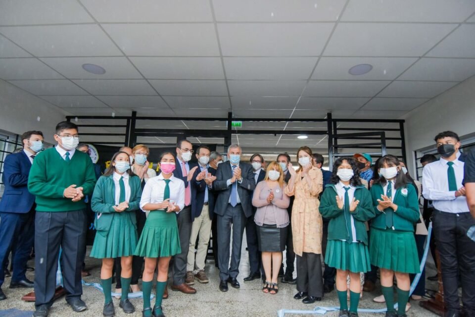 Morales inauguró el primer edificio escolar con la renta de Cauchari