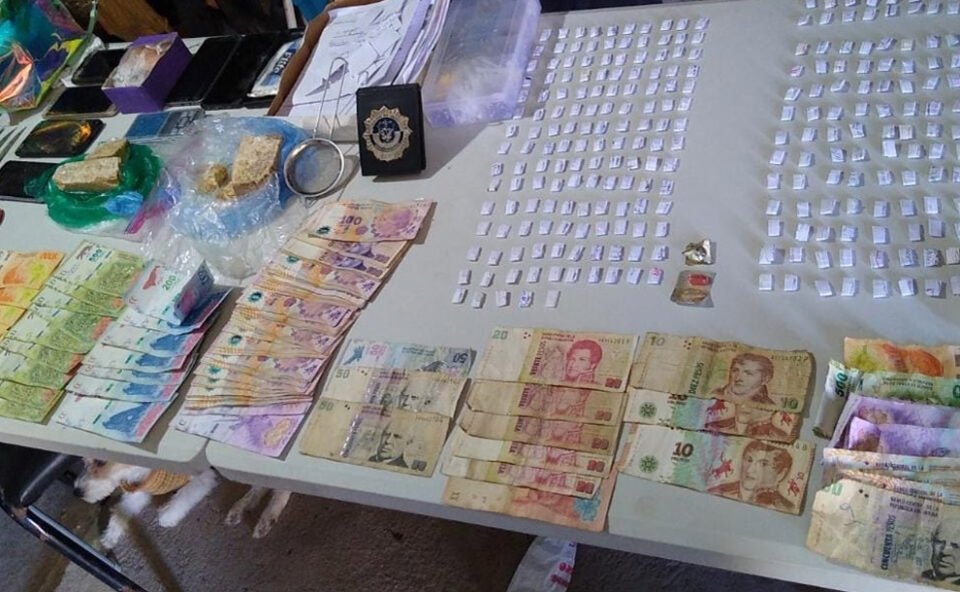 Importante suma de dinero y drogas encontraron en un allanamiento