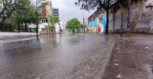 Destrozos y evacuados por fuentes tormentas en la provincia