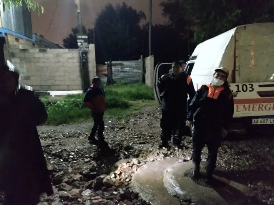 Por las fuertes lluvias en capital, cuadrillas trabajan con los damnificados