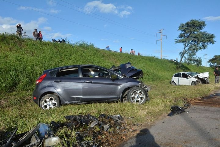 Choque frontal de vehículos dejó como saldo dos muertos