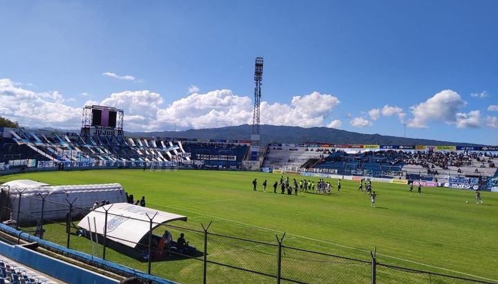 Gimnasia de Jujuy perdió por goleada y le dijo adiós al invicto que tenía de loca